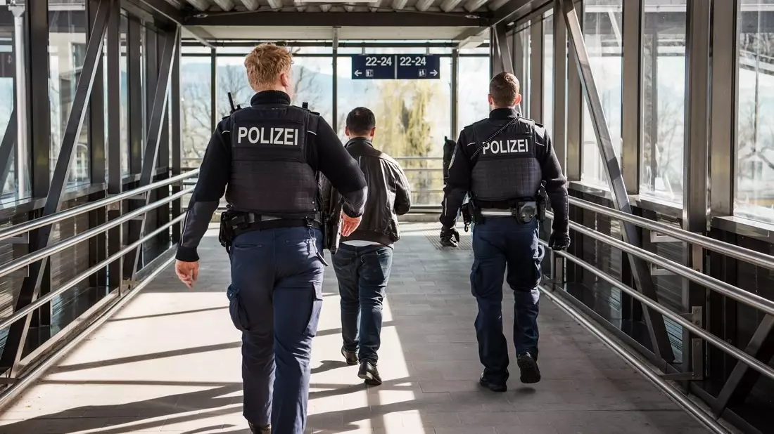 Bundespolizeidirektion München: E-Scooter gepfändet und Migrant ausgeflogen/ Bundespolizei ertappt Zugreisende - Bild: presseportal.de