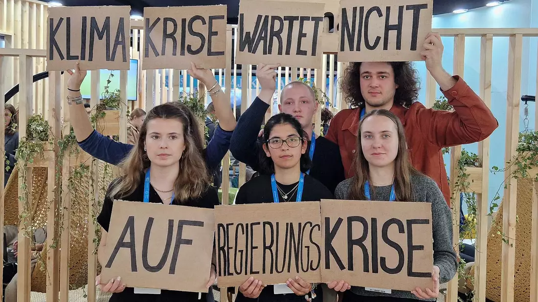 Auch in Baku dabei: Deutsche Aktivisten von Fridays for Future. - Bild: Larissa Schwedes/-/dpa