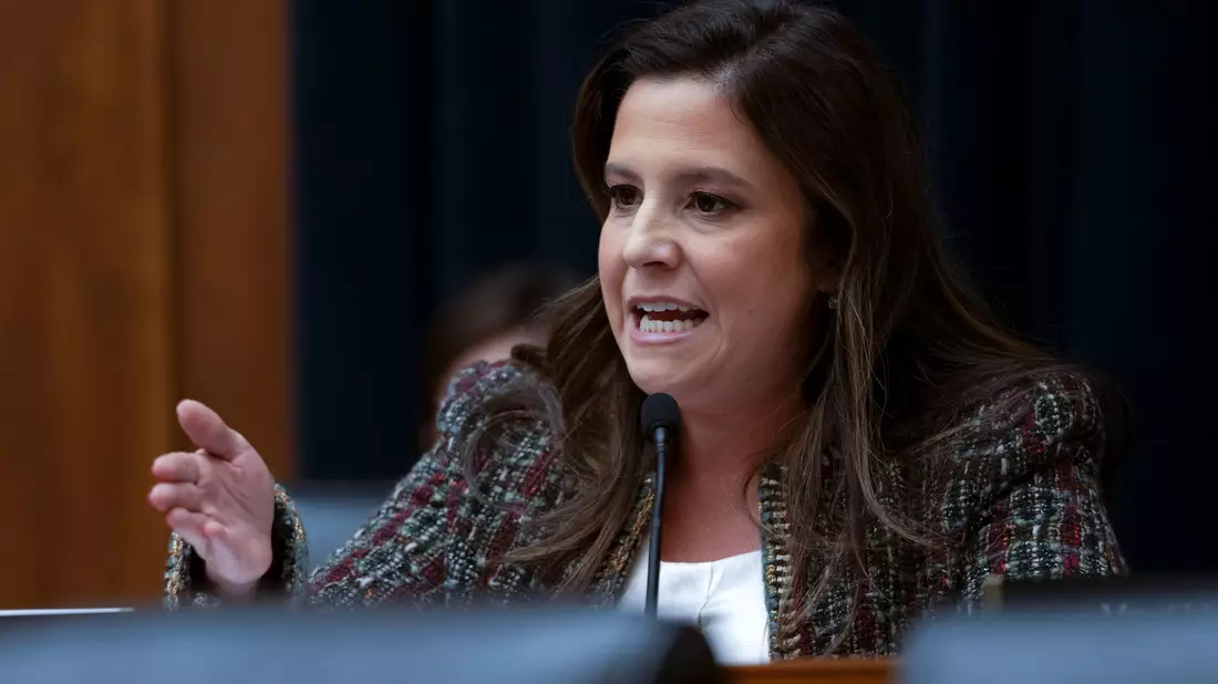 Stefanik zeichnete sich in den vergangenen Jahren als treue Verbündete Trumps aus. (Archivbild) - Bild: Mark Schiefelbein/AP