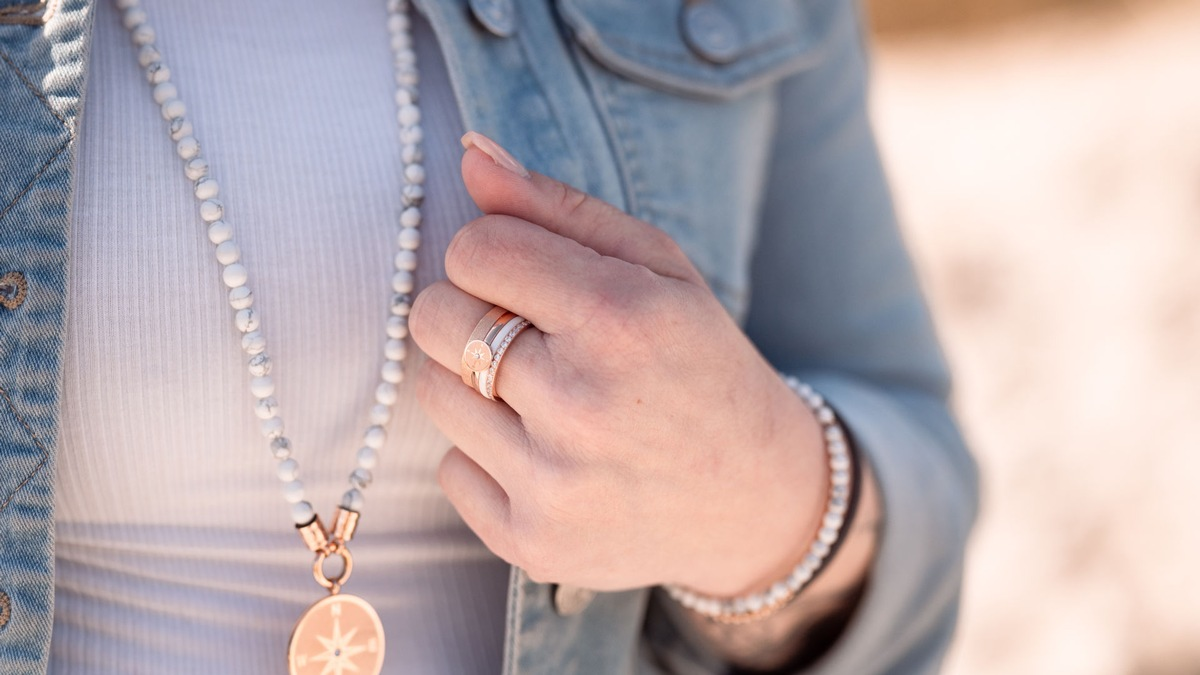 Urlaub am Meer immer bei sich tragen: Deichbrise verbindet Nordsee-Flair mit modernen Schmuckstücken - Foto: presseportal.de