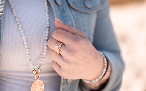 Urlaub am Meer immer bei sich tragen: Deichbrise verbindet Nordsee-Flair mit modernen Schmuckstücken - Foto: presseportal.de