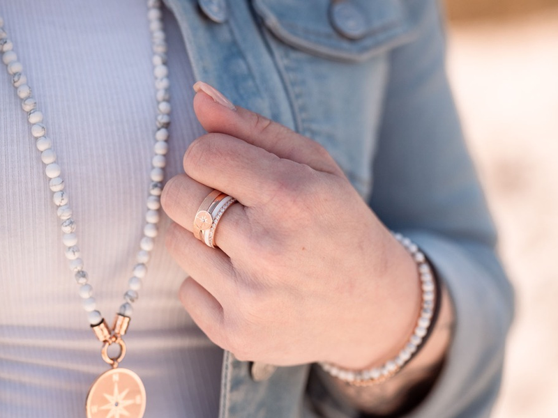 Urlaub am Meer immer bei sich tragen: Deichbrise verbindet Nordsee-Flair mit modernen Schmuckstücken - Foto: presseportal.de