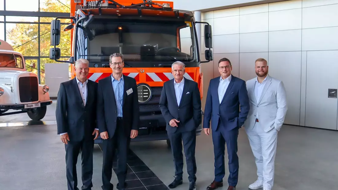 Vertragsunterzeichnung: ENGINIUS GmbH und Daimler Truck AG ebnen Weg zur Mobilitätswende - Bild: presseportal.de