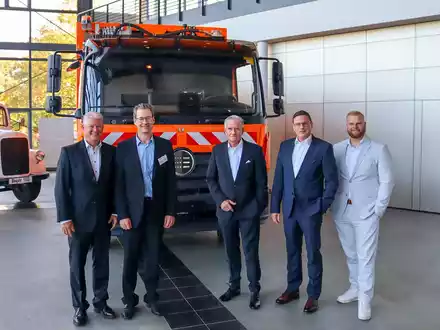 Vertragsunterzeichnung: ENGINIUS GmbH und Daimler Truck AG ebnen Weg zur Mobilitätswende - Foto: presseportal.de
