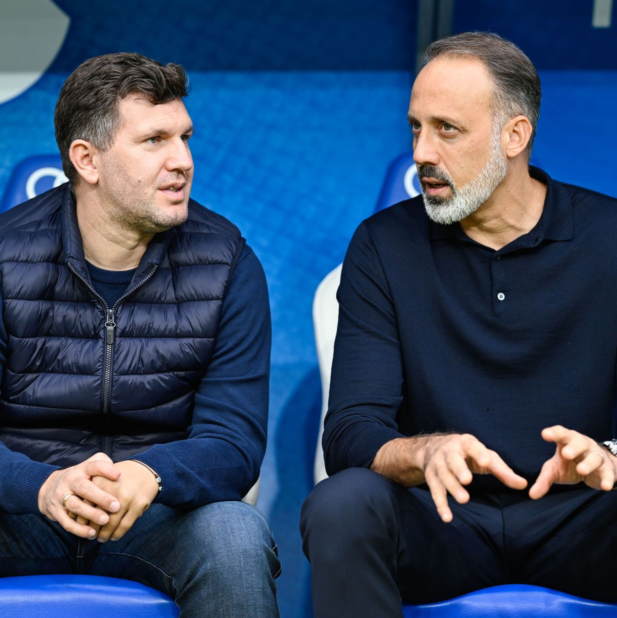 Sportchef Andreas Schicker (l): Für ihn geht es bei der TSG ohne Pellegrino Matarazzo weiter.  - Foto: Uwe Anspach/dpa