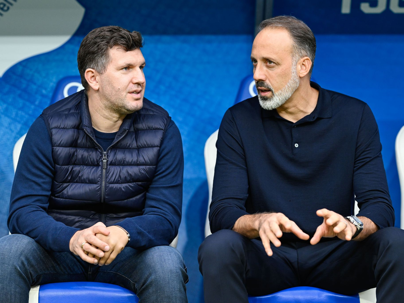 Sportchef Andreas Schicker (l): Für ihn geht es bei der TSG ohne Pellegrino Matarazzo weiter.  - Foto: Uwe Anspach/dpa