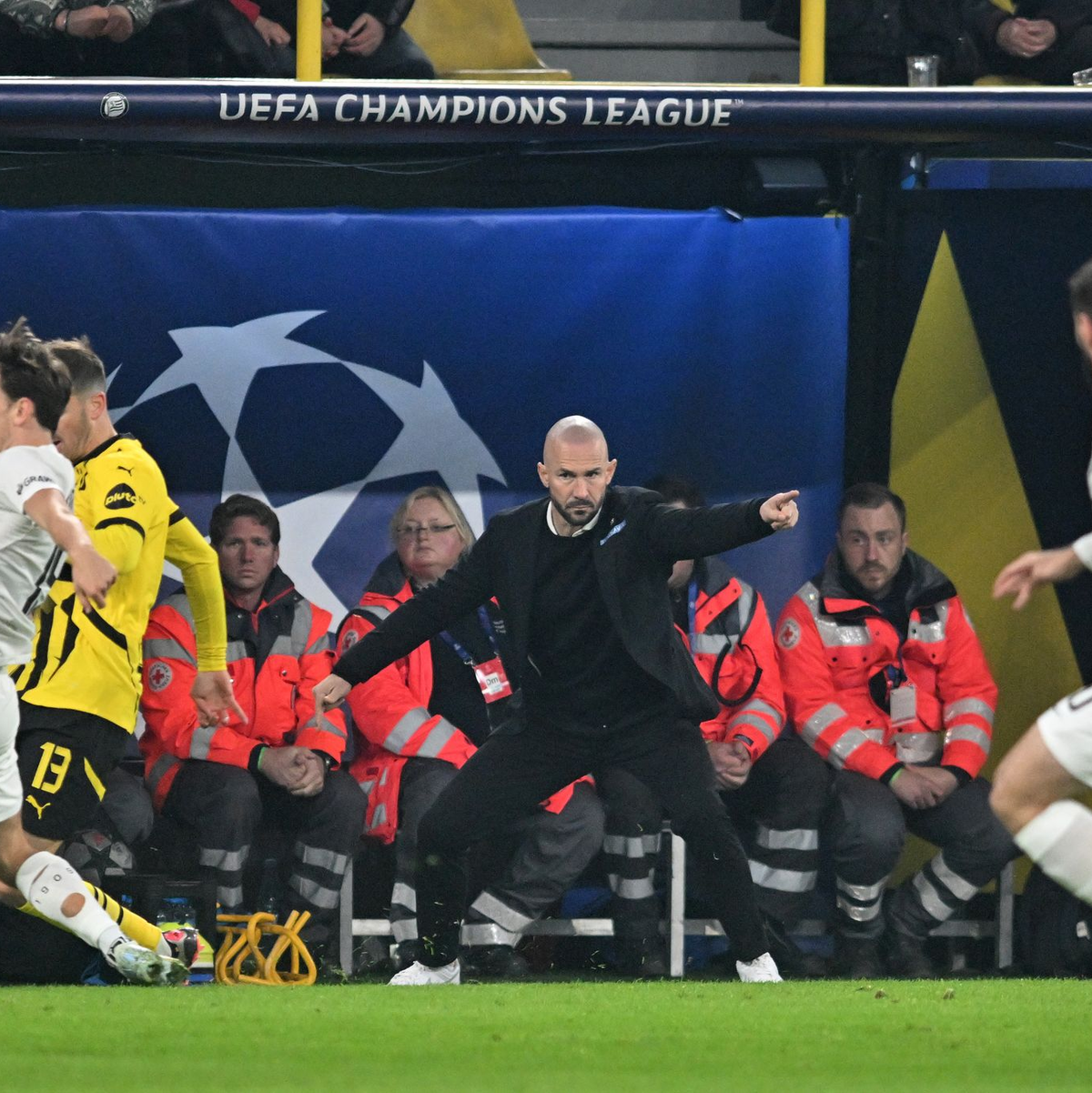 Christian Ilzer (M) gilt als heißer Kandidat auf den vakanten Trainerposten bei der TSG Hoffenheim. - Foto: Bernd Thissen/dpa