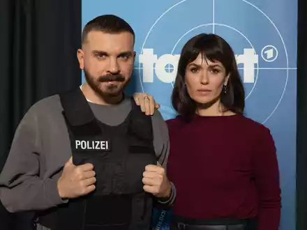 Ermitteln künftig als TV-Polizisten am Main: Die Schauspieler Edin Hasanovic und Melika Foroutan. - Foto: Boris Roessler/dpa