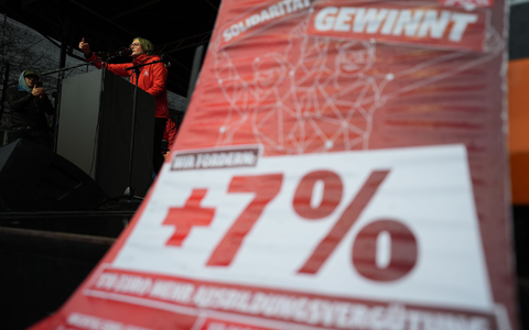 IG-Metall-Chefin Benner spricht während einer Kundgebung in Hamburg.  - Foto: Marcus Brandt/dpa