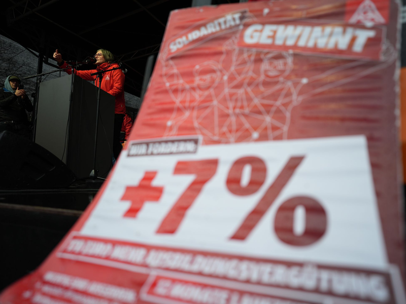 Arbeitgeber und die Gewerkschaft IG Metall haben sich auf einen Tarifabschluss für die deutsche Metall- und Elektroindustrie verständigt. - Foto: Marcus Brandt/dpa