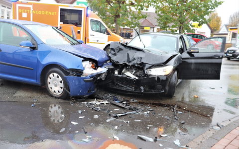 POL-HX: Beim Ausweichen in den Gegenverkehr geraten - Foto: presseportal.de