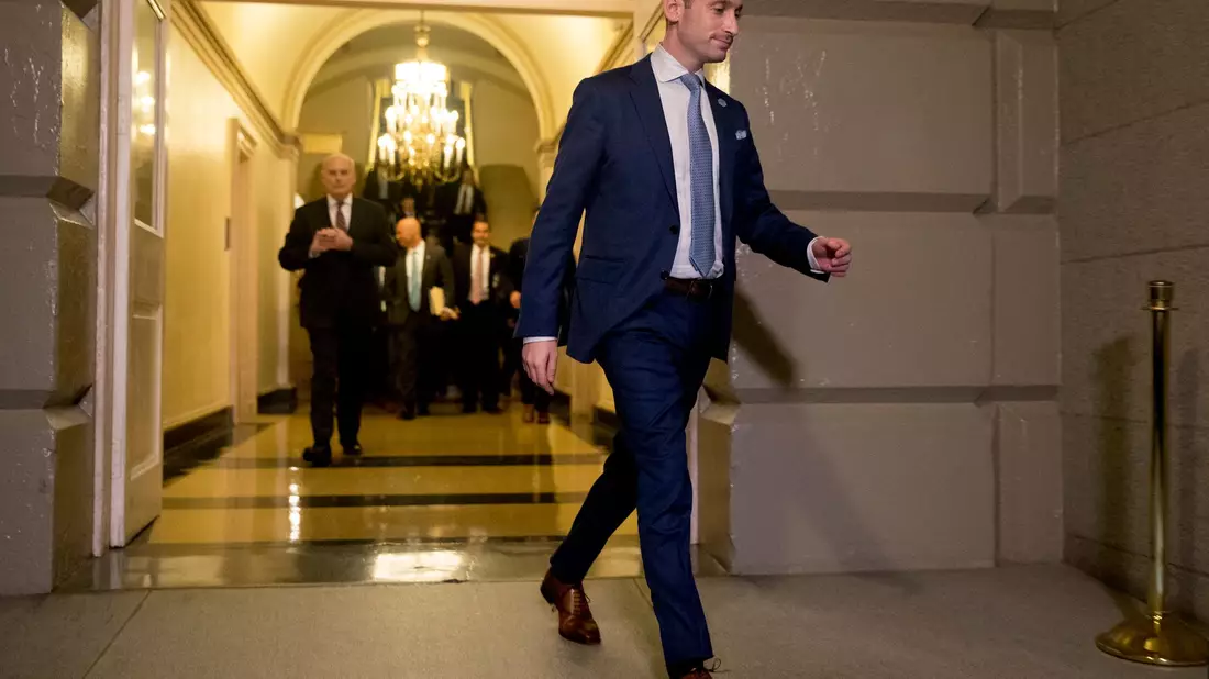 «Amerika ist für Amerikaner», verkündete Miller jüngst bei einem Wahlkampf-Event. (Archivbild) - Bild: Andrew Harnik/AP/dpa