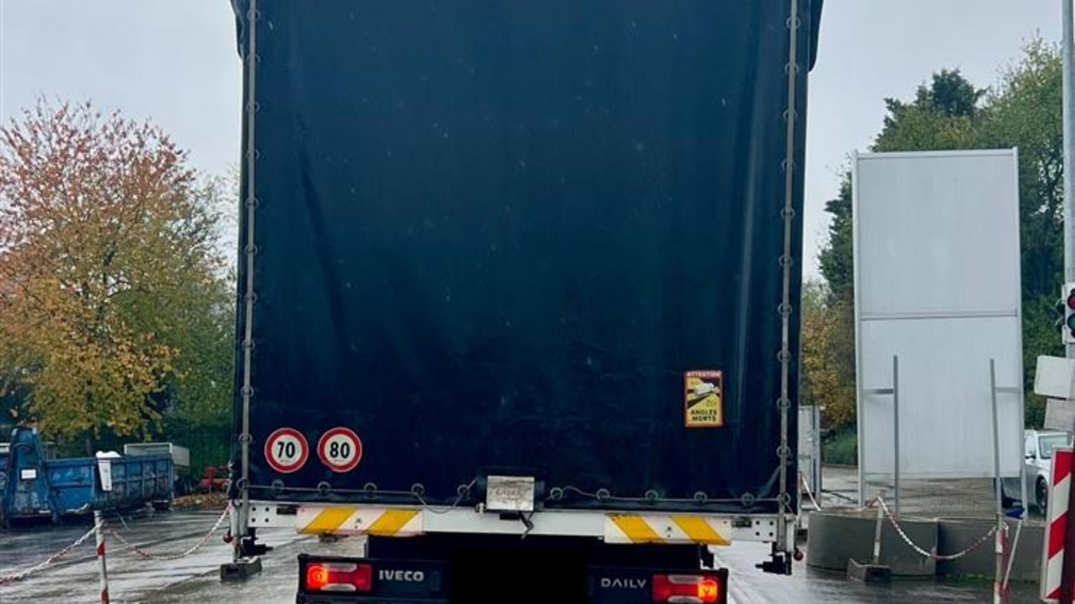 POL-VDMZ: A63 - Kleintransporter in enormer Schieflage - Foto: presseportal.de