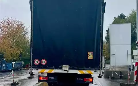 POL-VDMZ: A63 - Kleintransporter in enormer Schieflage - Foto: presseportal.de