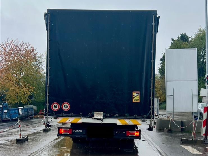 POL-VDMZ: A63 - Kleintransporter in enormer Schieflage - Foto: presseportal.de