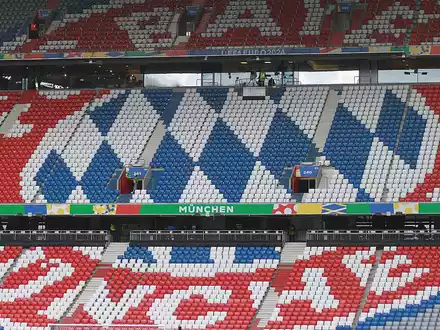 Sitzplätze mit Bayern-München-Logo (Archiv) - Foto: über dts Nachrichtenagentur
