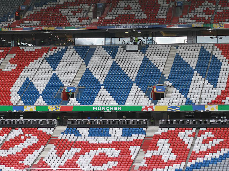 SitzplĂ€tze mit Bayern-MĂŒnchen-Logo (Archiv) - Foto: ĂŒber dts Nachrichtenagentur