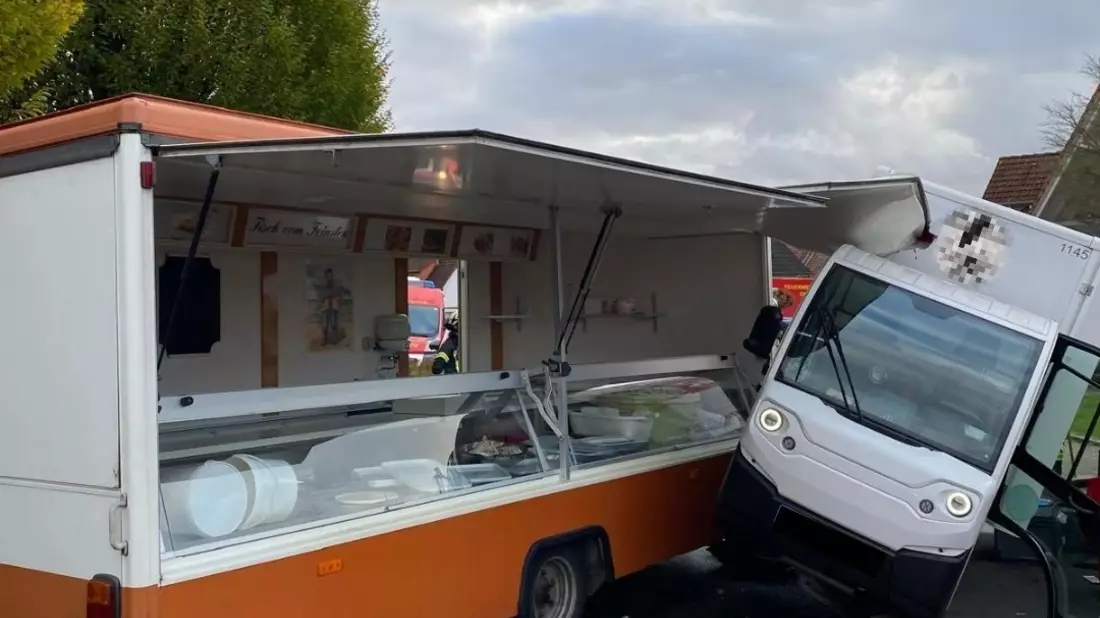 FW Ense: Lieferdienst-Fahrzeug kollidiert mit Verkaufs-Anhänger/ 1 Person bei Verkehrsunfall schwer verletzt - Bild: presseportal.de