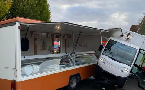 FW Ense: Lieferdienst-Fahrzeug kollidiert mit Verkaufs-Anhänger/ 1 Person bei Verkehrsunfall schwer verletzt - Foto: presseportal.de