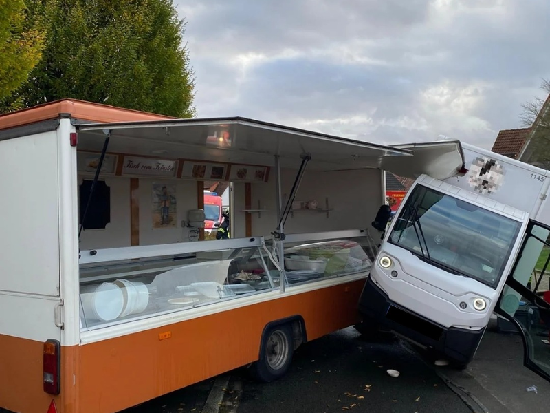 FW Ense: Lieferdienst-Fahrzeug kollidiert mit Verkaufs-Anhänger/ 1 Person bei Verkehrsunfall schwer verletzt - Foto: presseportal.de