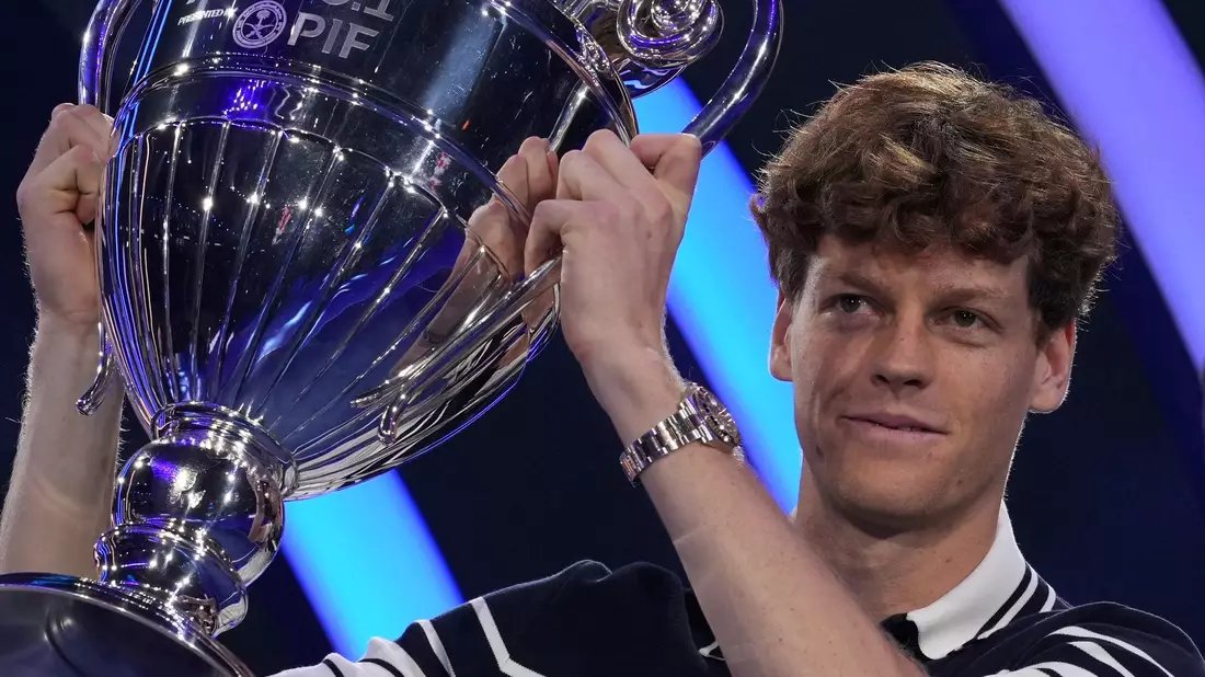 Jannik Sinner kürt sich erstmals zum Sieger bei den ATP-Finals. - Bild: Antonio Calanni/AP/dpa