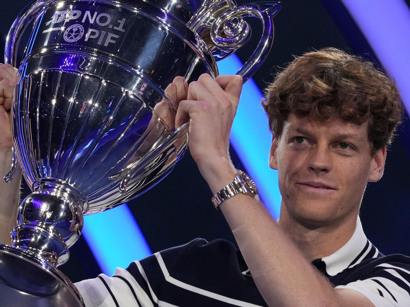 Publikumsliebling Jannik Sinner geht als Favorit in das Endspiel der ATP Finals gegen Taylor Fritz. - Foto: Antonio Calanni/AP/dpa