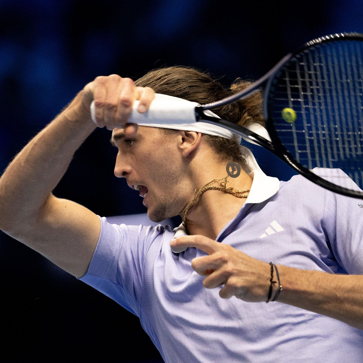 Volle Konzentration beim Aufschlag: Carlos Alcaraz. - Foto: Marco Alpozzi/LaPresse via ZUMA Press/dpa