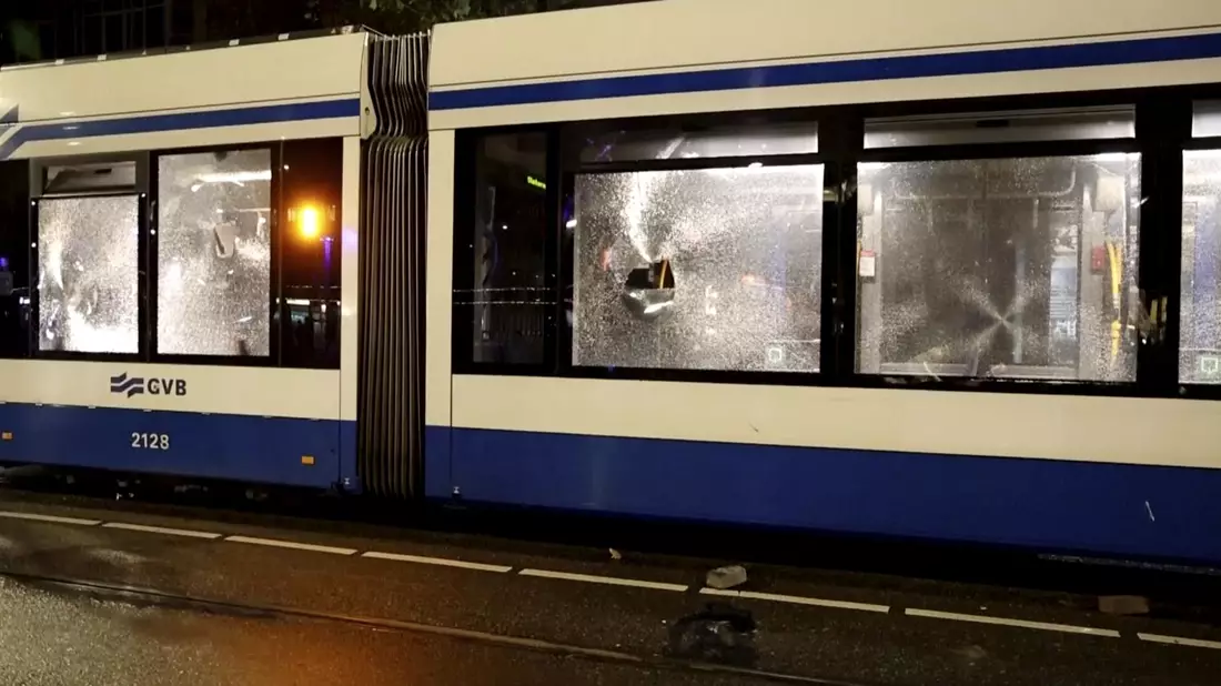 Erneut haben junge Männer in der niederländischen Hauptstadt randaliert. Eine Straßenbahn ging in Flammen auf. - Bild: Uncredited/AP