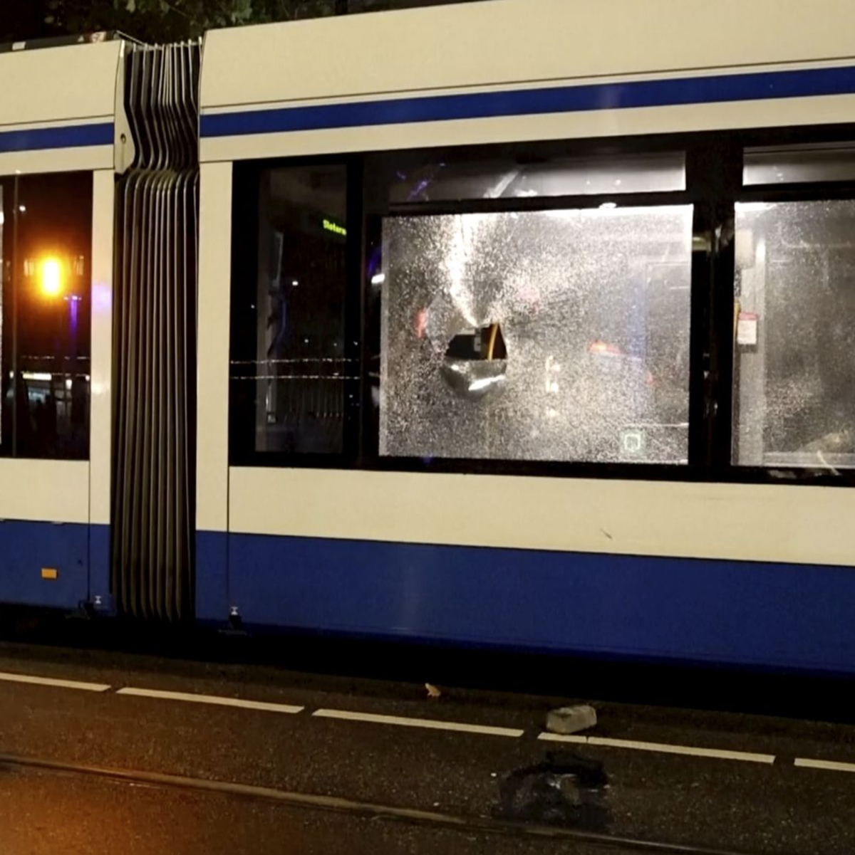 Erneut haben junge Männer in der niederländischen Hauptstadt randaliert. Eine Straßenbahn ging in Flammen auf. - Foto: Uncredited/AP