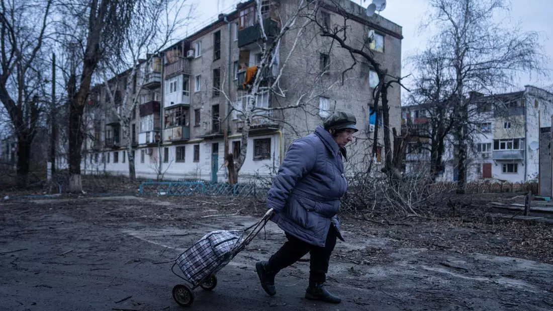 Kupjansk gilt als strategisch wichtiger Eisenbahnknoten. Die Ukrainer konnten das Gebiet nach monatelanger Besatzung im Herbst 2022 befreien. (Archivbild) - Bild: Evgeniy Maloletka/AP/dpa