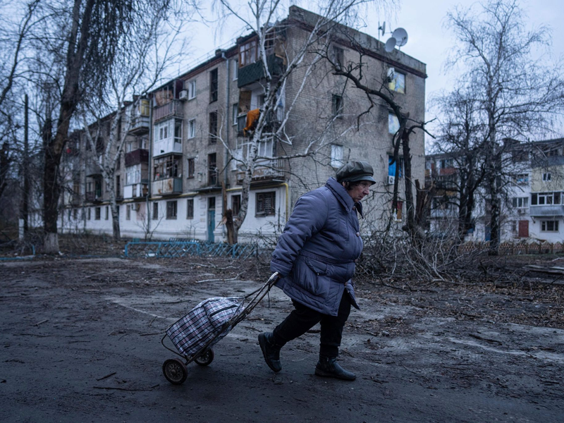 Kupjansk gilt als strategisch wichtiger Eisenbahnknoten. Die Ukrainer konnten das Gebiet nach monatelanger Besatzung im Herbst 2022 befreien. (Archivbild) - Foto: Evgeniy Maloletka/AP/dpa