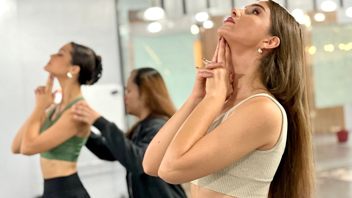 Auf 17 Zentimeter hohen Plateauschuhen zu stehen und zu gehen, das will gelernt sein. - Foto: Carola Frentzen/dpa