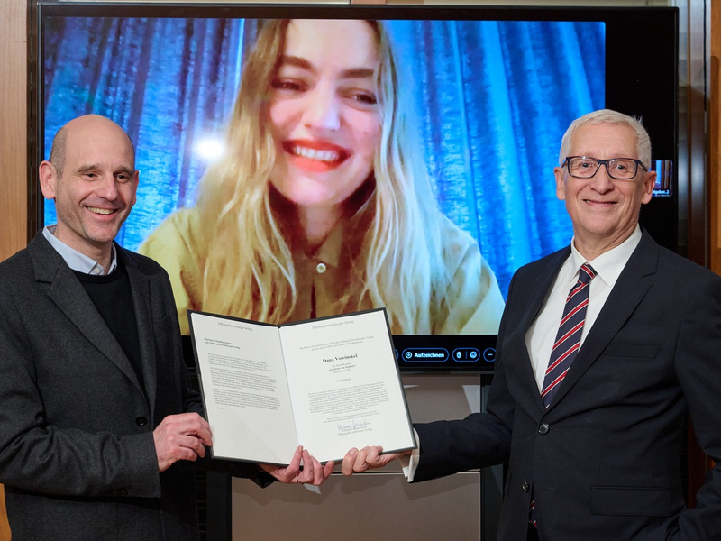 Autorin Dana Vowinckel und Initiative gegen Fake News in Berlin ausgezeichnet - Foto: presseportal.de