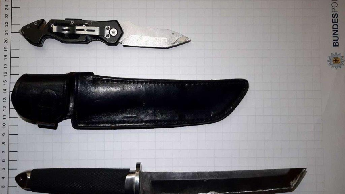 BPOL NRW: U-Haftbefehl vollstreckt - Bundespolizei stellt Messer und Drogen sicher - Foto: presseportal.de