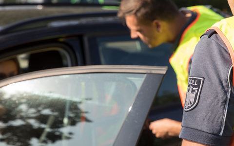 HZA-KA: Geschmuggelte Zigaretten und ein unversteuerter PKW / Karlsruher Zoll bei Autobahn-Kontrollen erfolgreich - Foto: presseportal.de