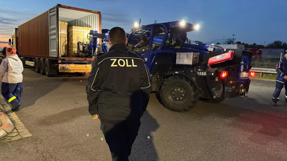 HZA-BS: 12 Tonnen falsch etikettierte Bettwäsche festgestellt / THW unterstützt das Zollamt Helmstedt-Autobahn bei der Entladung eines ganzen Containers aus China - Bild: presseportal.de