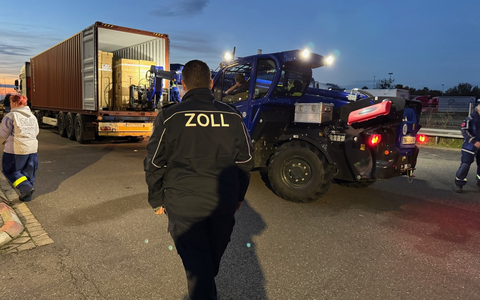 HZA-BS: 12 Tonnen falsch etikettierte Bettwäsche festgestellt / THW unterstützt das Zollamt Helmstedt-Autobahn bei der Entladung eines ganzen Containers aus China - Foto: presseportal.de