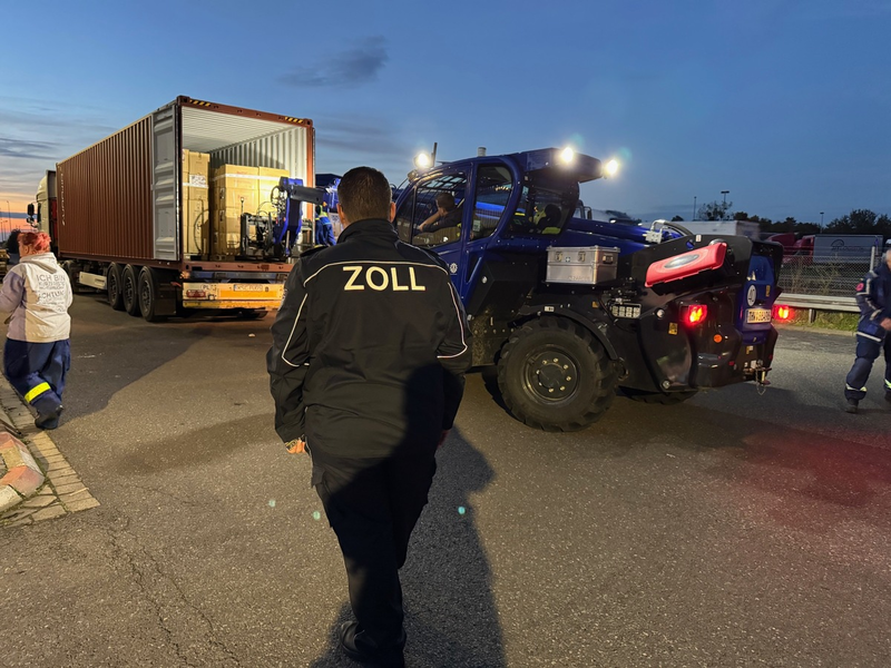 HZA-BS: 12 Tonnen falsch etikettierte Bettwäsche festgestellt / THW unterstützt das Zollamt Helmstedt-Autobahn bei der Entladung eines ganzen Containers aus China - Foto: presseportal.de