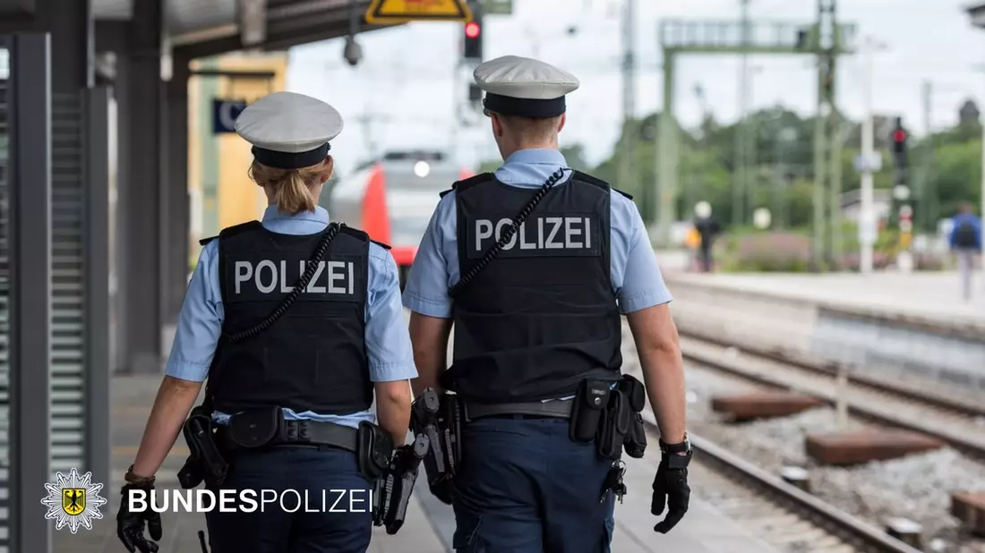 Bundespolizeidirektion München: Betrunkener stürzt ins Gleis / Reisende reanimieren - Bild: presseportal.de