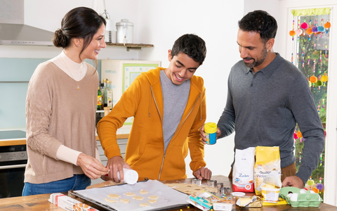 Umweltfreundliche Weihnachtsbackstube: Leere Mehltüten, Backpapier & Co. richtig entsorgen - Foto: presseportal.de