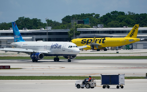 Zwei Passagierflugzeuge wurden in Haiti Medienberichten zufolge angeschossen. (Archivbild) - Foto: Wilfredo Lee/AP/dpa