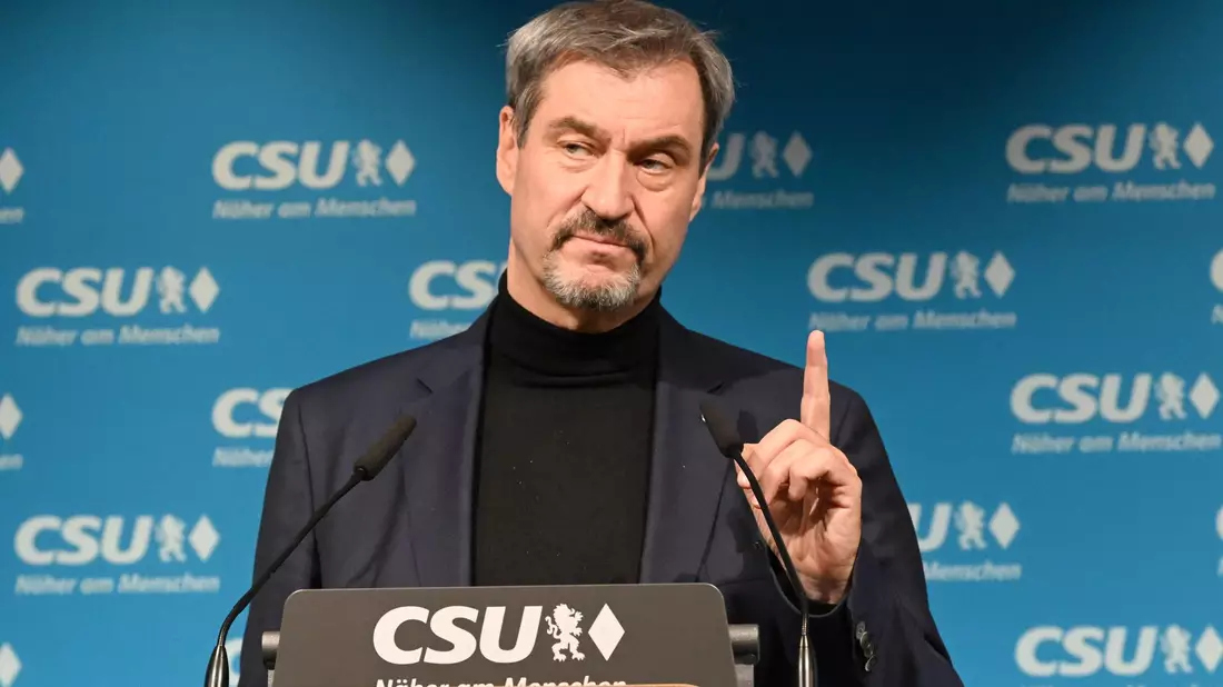 Das Deutschlandticket ist für Markus Söder auf Dauer nicht mehr finanzierbar. (Archivbild) - Bild: Felix Hörhager/dpa