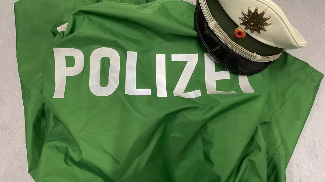 BPOL NRW: Täuschend echtes Kostüm - Bundespolizei stellt falschen Polizisten in Köln fest - Bild: presseportal.de