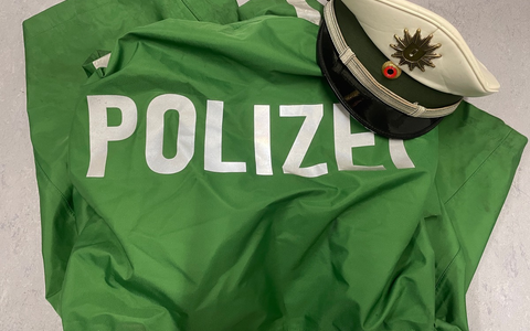 BPOL NRW: Täuschend echtes Kostüm - Bundespolizei stellt falschen Polizisten in Köln fest - Foto: presseportal.de BPOL NRW: Täuschend echtes Kostüm - Bundespolizei stellt falschen Polizisten in Köln fest - Foto: presseportal.de