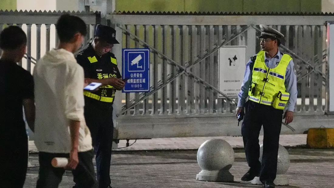 Menschen versammeln sich in der Nähe eines Sportzentrums, wo ein Mann mit einem Auto in eine Gruppe Menschen fuhr. Bei dem Vorfall starben 35 Menschen.  - Bild: kyodo/dpa