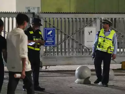 Menschen versammeln sich in der Nähe eines Sportzentrums, wo ein Mann mit einem Auto in eine Gruppe Menschen fuhr. Bei dem Vorfall starben 35 Menschen. - Foto: kyodo/dpa