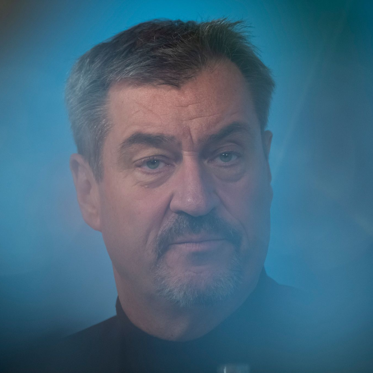 Nur wenn der Bund die Gesamtfinanzierung stemmen kann, sieht CSU-Chef Söder eine Zukunft für das Deutschlandticket.   - Foto: Peter Kneffel/dpa