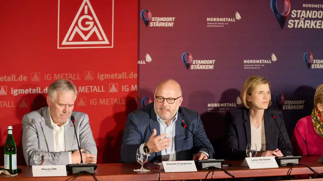 IG-Metall-Tarif-Vorständin Nadine Boguslawski erläutert den Abschluss.   - Bild: Georg Wendt/dpa