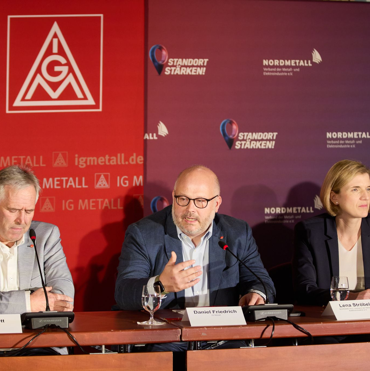 IG-Metall-Tarif-Vorständin Nadine Boguslawski erläutert den Abschluss.   - Foto: Georg Wendt/dpa