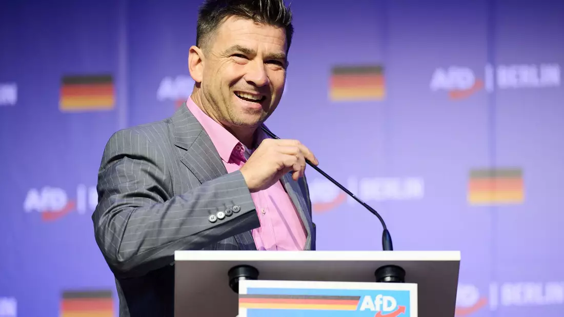 Arne Raue, bisher parteiloser Bürgermeister der Stadt Jüterbog, tritt in die AfD ein. Sympathien für die Partei hatte er schon gezeigt, wie hier bei einem Grußwort beim Landesparteitag der Berliner AfD in seiner Stadt im Oktober. (Archivbild) - Bild: Annette Riedl/dpa